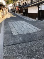 美観地区：舗装道路の中の石畳