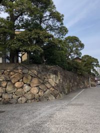 美観地区に溶け込む石塀