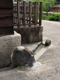 美観地区の犬走りに見られる石