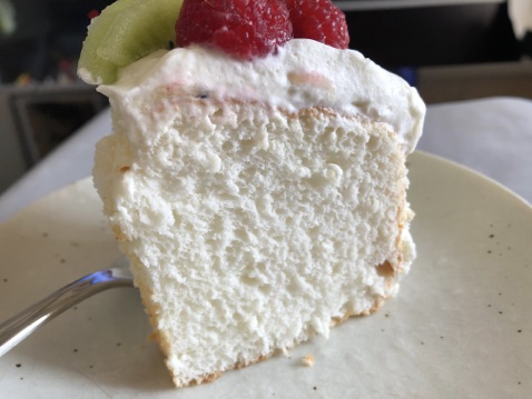 Sponge Cakeを作る その４ シフォンケーキを極める Part 1 シフォンケーキの基準点となるエンゼルフードケーキを一般公開されているboston Cooking Schoolの標準レシピに忠実に作成 High Ratio Cakeの神髄に迫ってみました スイーツを作ろう ゼロから始める