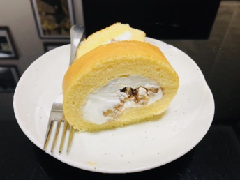 Sponge Cakeを作る その２ スイスロール Swiss Roll を極める Part 1 究極のスイスロールの生地を求める予備実験として小麦粉のタンパク濃度に注目 その他の材料の配合比と焼成時間を一律固定して作成した生地のタンパク濃度の変化に伴う断面構造の変化と折り曲げ